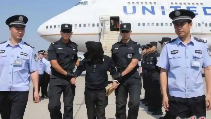 警察在抓捕犯人时,为什么要给犯罪嫌疑人戴头套?今天总算知道了