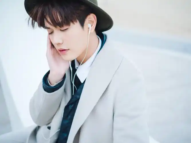 林彦俊初冬写真状态超好,少年感满满