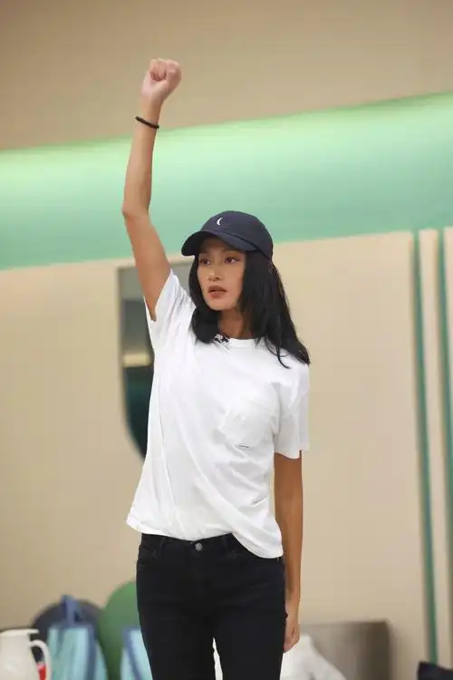 曾是国内"第一超模",52岁回归舞台翻红,瞿颖:我没给自己设限