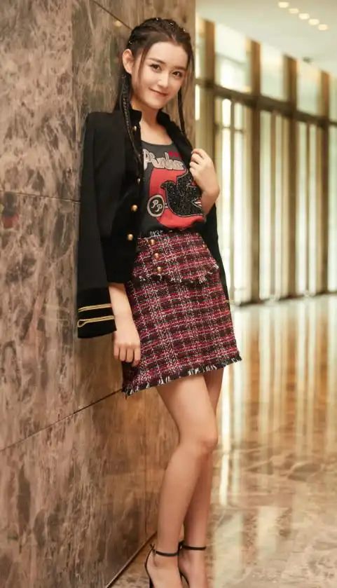 蒋依依要上天了,扎脏辫搭小香风裙,完全是"小迪丽热巴"啊!