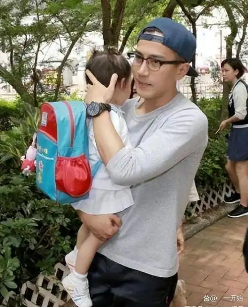 这导致网上有任何关于杨幂孩子的消息时,配图中出现的一定是刘恺威和