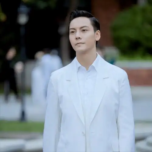 35岁陈伟霆的发型告诉我们:发际线高也能留二八斜背,而且更帅气_背头