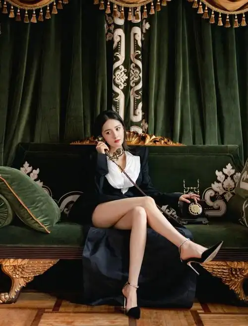 杨幂最新大片好性感,穿黑色吊带裙躺地扭成s型,眼神魅惑真撩人