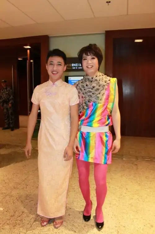 "菲女郎"和"旗袍哥"年会走红 翻唱《传奇》惊呆全场