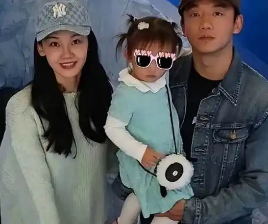 又怀了苗苗三胎风波后现身月子中心三伏天穿卫衣长裤遮孕肚