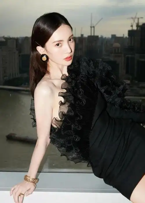金晨真是人间黑天鹅穿一袭斜肩小黑裙白皙天鹅颈好优越