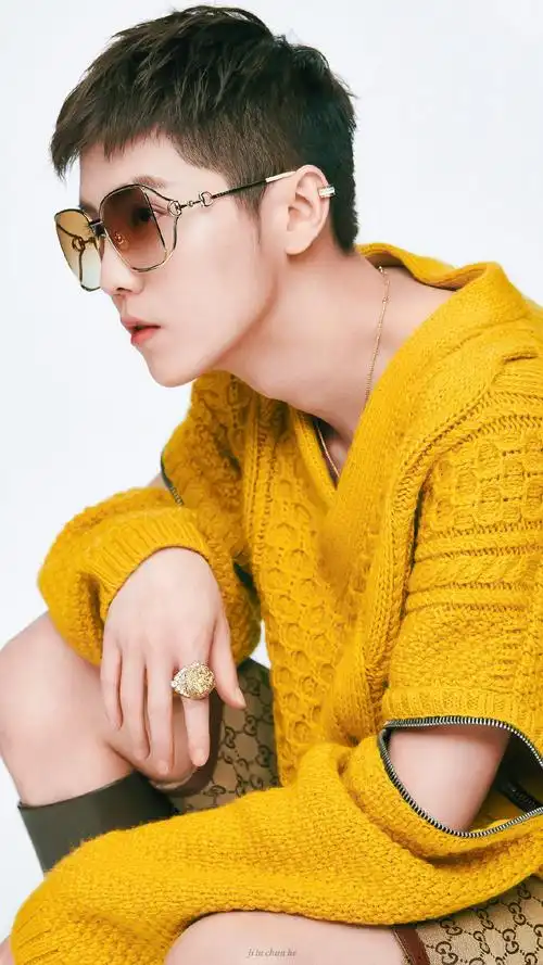 鹿晗《时尚芭莎》杂志内页大片~ 短发,断眉真的好酷