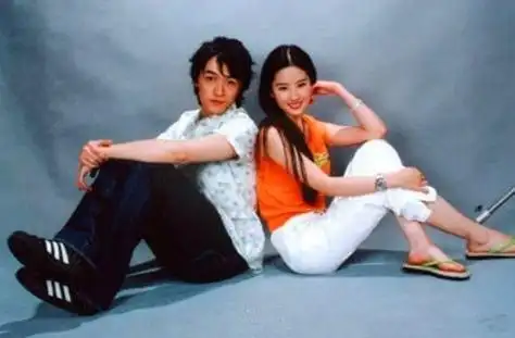 分享一组刘亦菲和胡歌早年的合影 ​​​