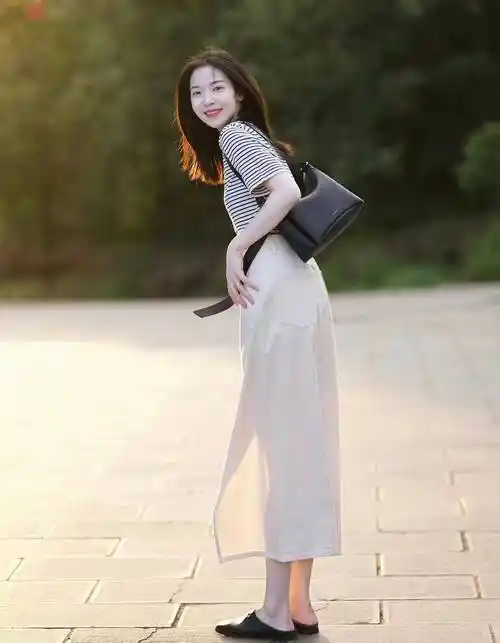 夏天衣服颜色怎么搭配好看,衣服的颜色表搭配大全