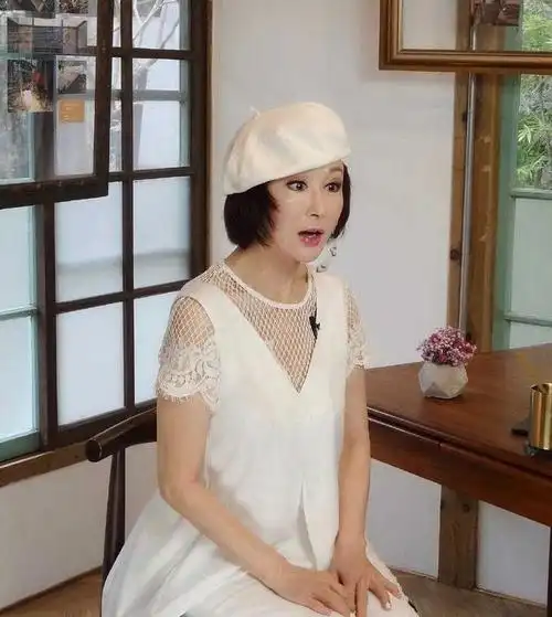 潘迎紫真是不服老穿大红色连衣裙出席活动减龄洋气漂亮大方