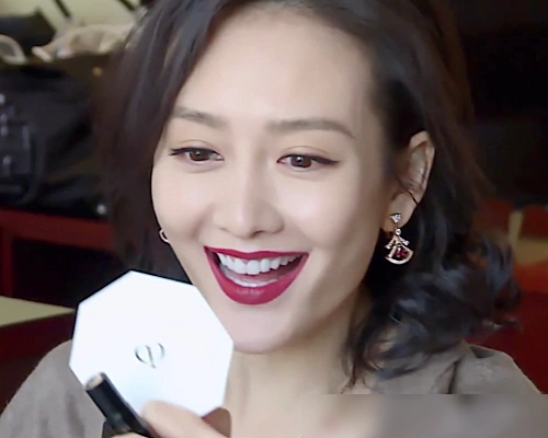 王鸥私下里太挑剔,口红怎么选都不满意,化妆师表情都透露着委屈