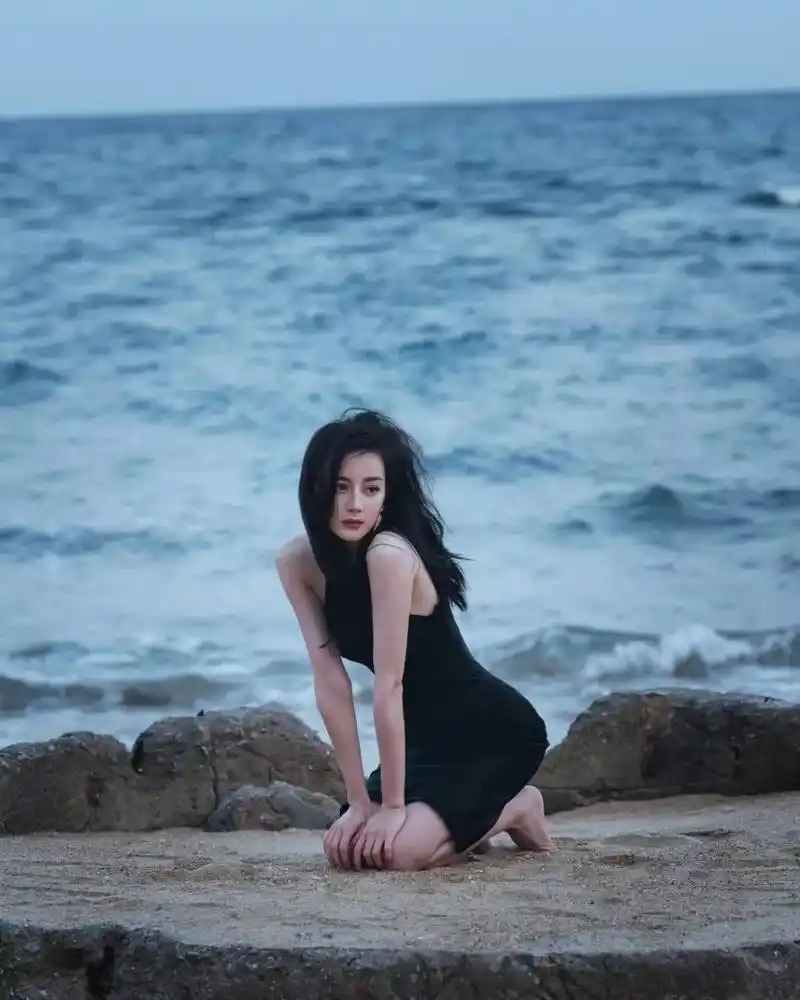 明星生图大赏# #明星娱情速报#  迪丽热巴海边#养眼美女