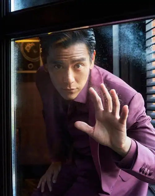 今天的彭于晏则在这身造型的加持下,回归了我们熟悉的帅气模样