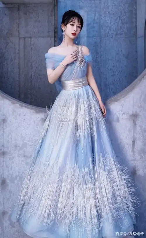 杨紫水雾蓝露肩羽毛纱裙长礼服