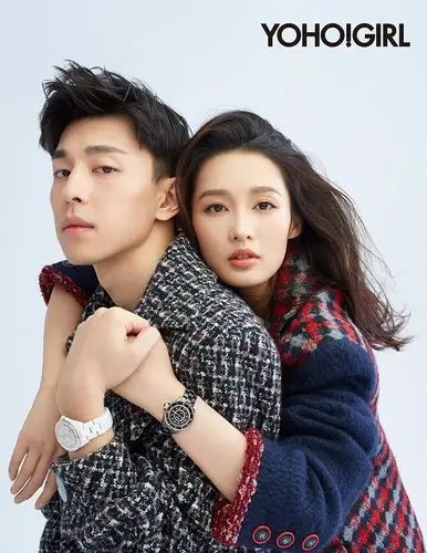 配一脸!邓伦李沁甜蜜同框拍写真 李沁依偎邓伦肩膀