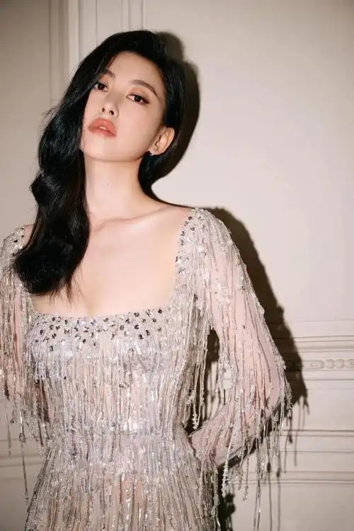 性感佳人朱珠银色抹胸长裙雅韵凝眸优雅绽放