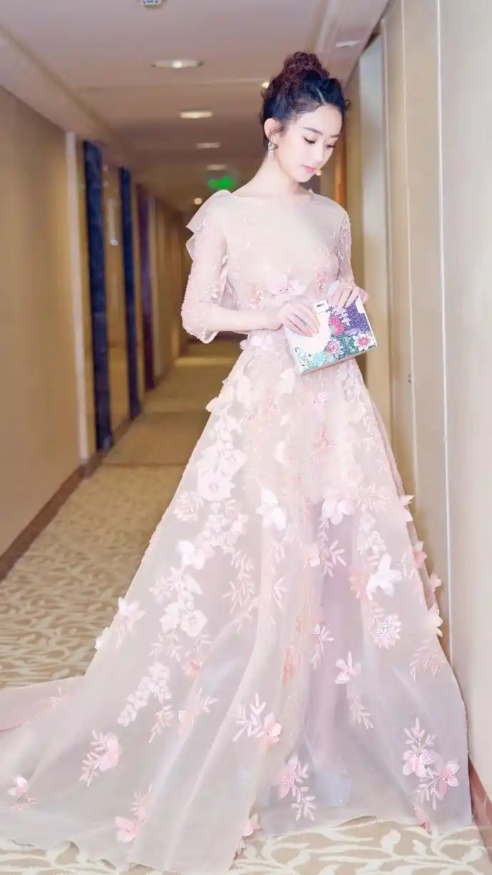 赵丽颖 一组美照 身穿粉色礼服 裙身上绣满花瓣 显得仙气十足