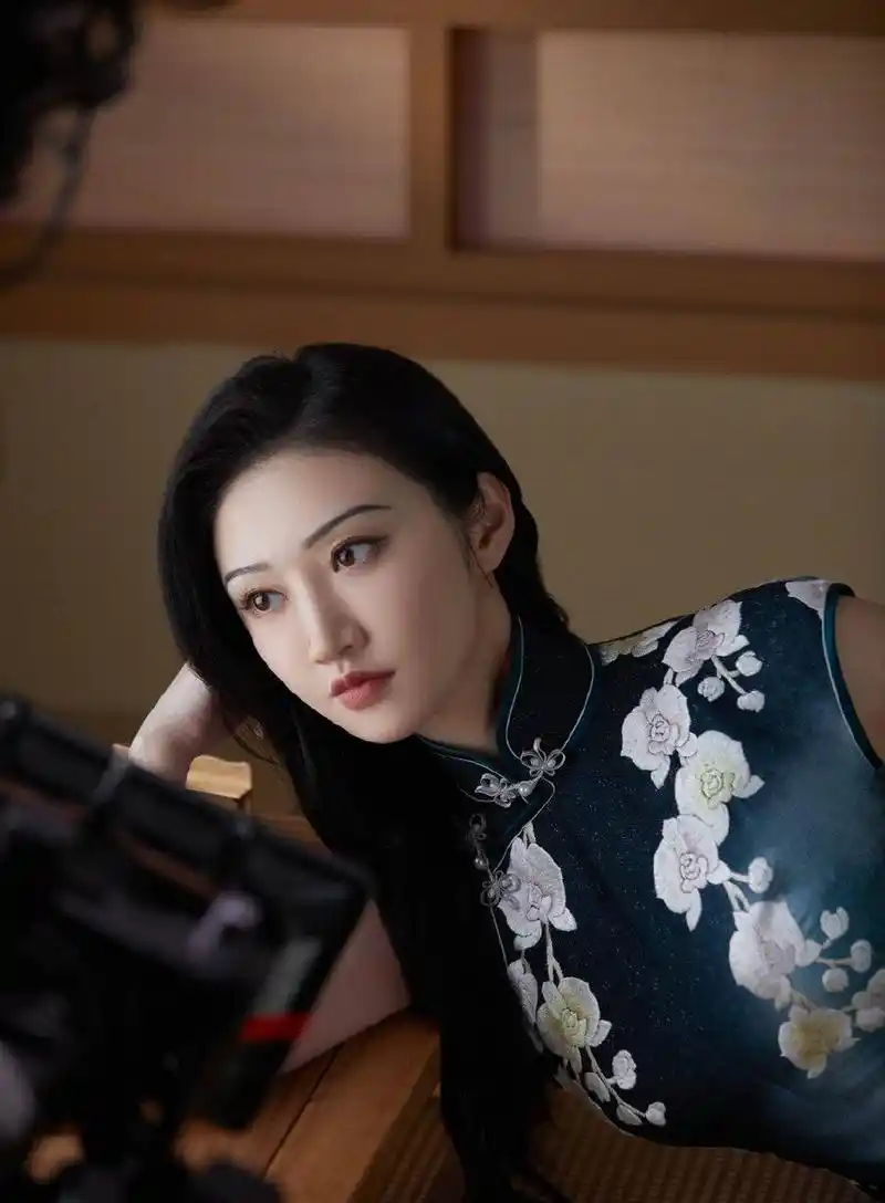 组图:景甜双造型美图曝光 穿华丽旗袍显性感优雅_高清图集_新浪网