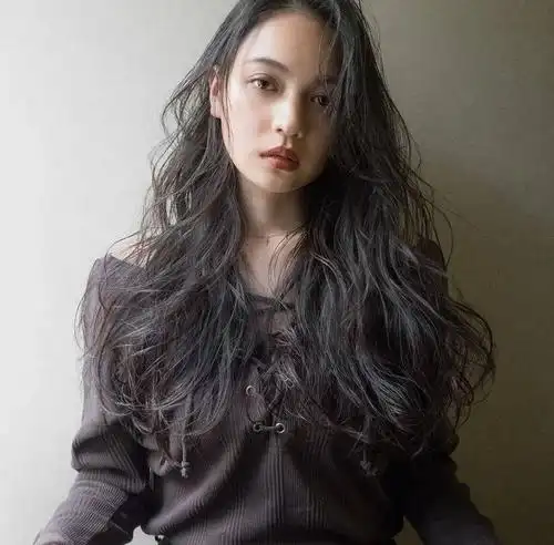 卷发都能搭配空气烫的中长发是真的十分甜美惹人喜欢稍微卷发一下就能