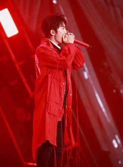 易烊千玺唱歌时的手太好看了!前几个帅爆了,最后一个却没人注意