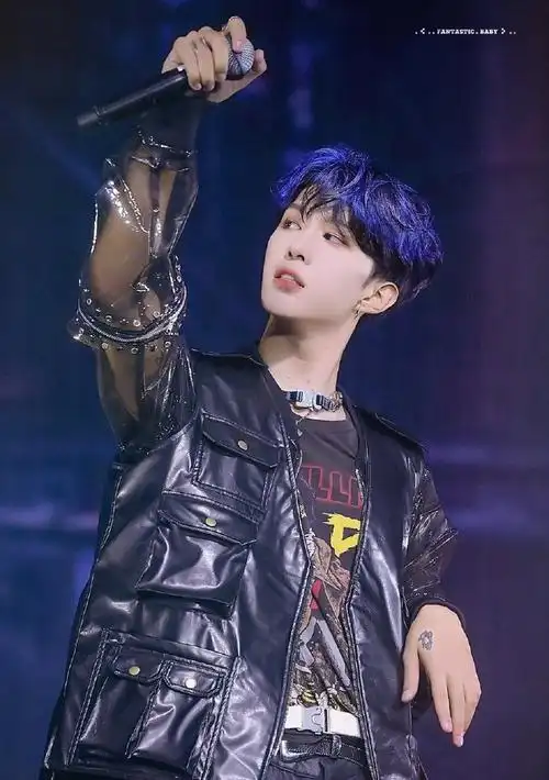 范丞丞渐变蓝发色