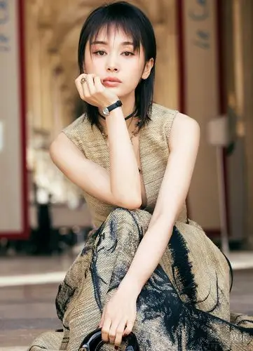 王子文亮相巴黎时装周 身穿亚麻印花长裙精致优雅