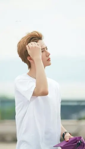 王一博/极限青春头像/壁纸/背景图/表情包 cr:每天笑成傻子