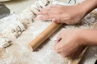 擀饺子皮包饺子 亚洲