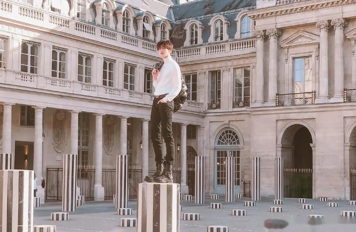 蔡徐坤,这才是跨过山和大海的腿啊,到底是什么神仙比例啊?