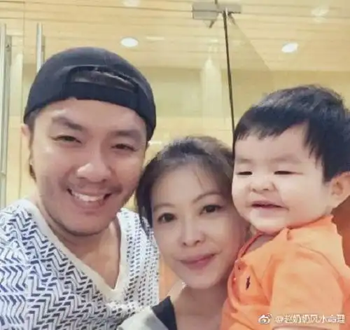 阿杜与妻子孩子合照