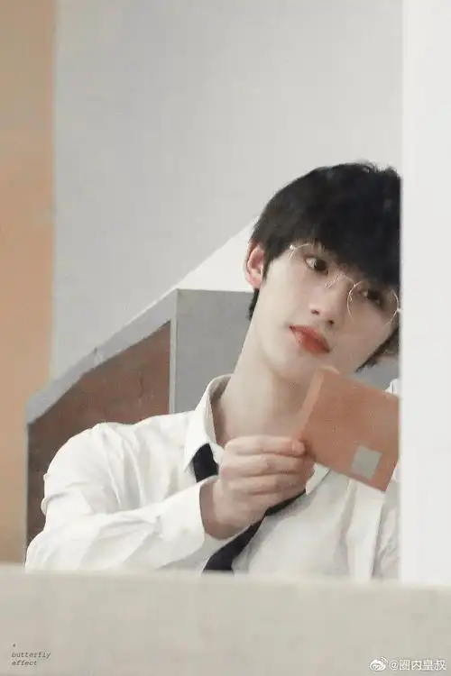 丁程鑫戴眼镜好奶