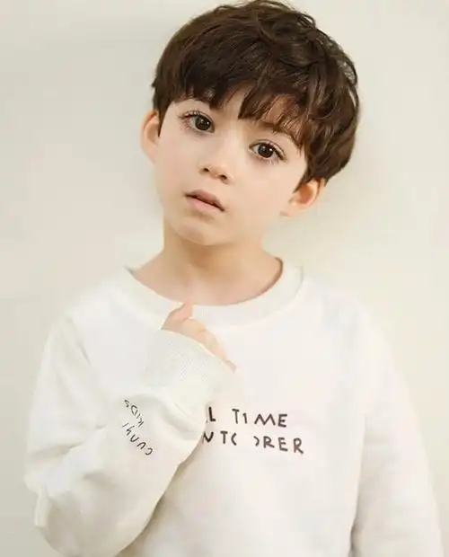 不顺又直的头发把周围推短,形成一个圆锅盖儿造型,萌萌的,很可爱