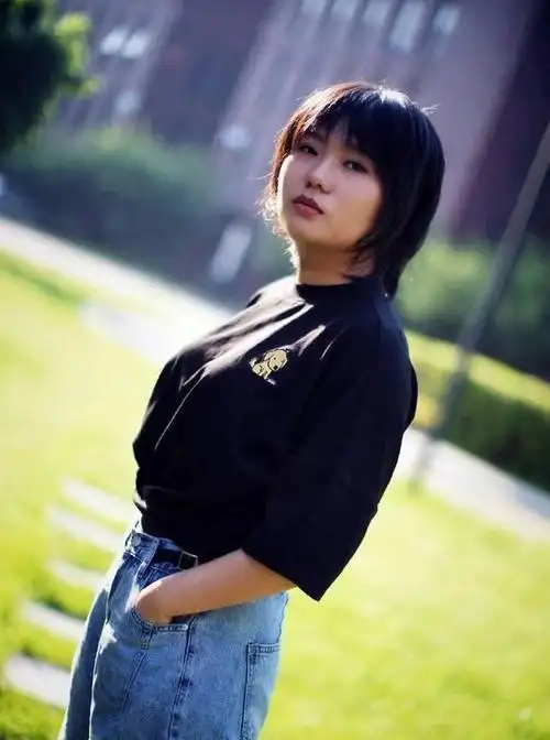 事实证明28岁的北大才女李雪琴已过上了自己理想的生活