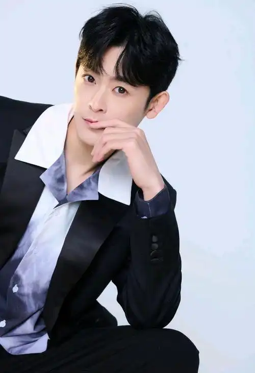 李欣泽不仅古装帅,现代装更帅,休闲穿搭尽显绅士魅力!