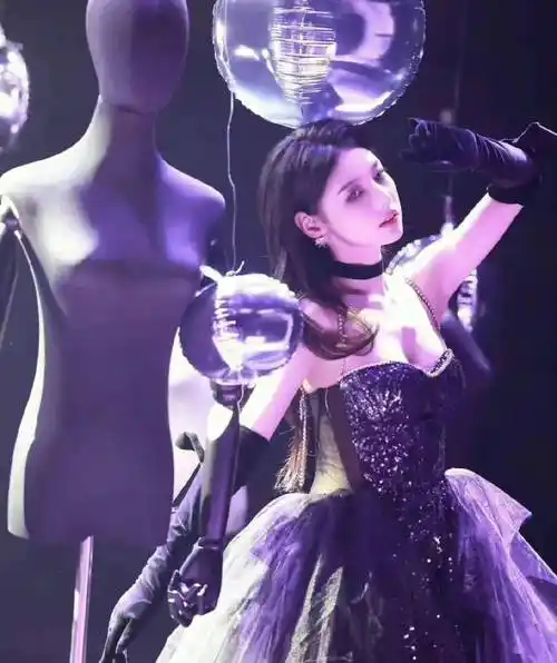 2016年,赵粤参与《梦想岛》mv拍摄泳装写真,赵粤泳装写真,将好身材