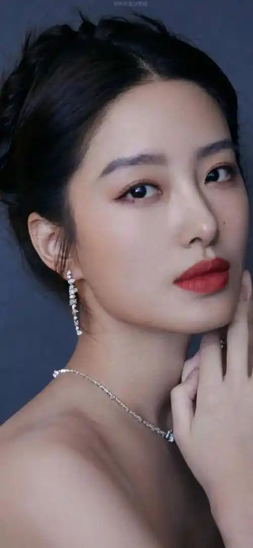 杨采钰,湖北武汉人,1992生,中国内地女演员,歌手,主持人,2011年考入