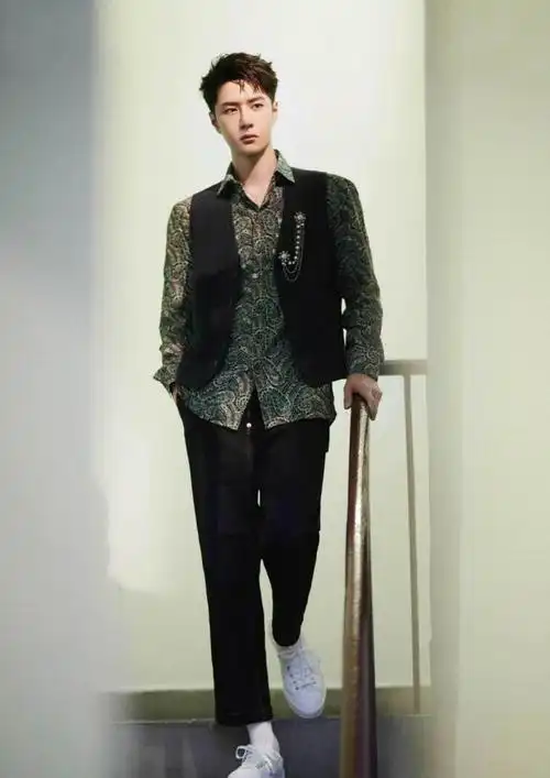 王一博的时尚表现力真的强,这么花的衬衫都轻松驾驭,沉稳帅气