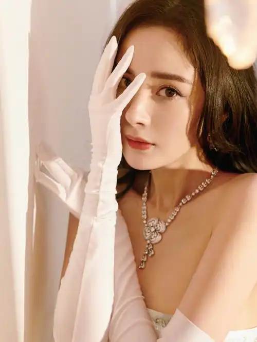 杨幂节目造型曝光她穿了一件白色抹胸曳地长款礼服裙