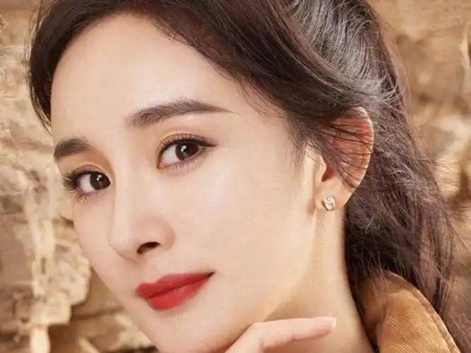 杨幂在2007年的一次访谈节目中,说自己脸瘦了是因为拔了4颗牙.