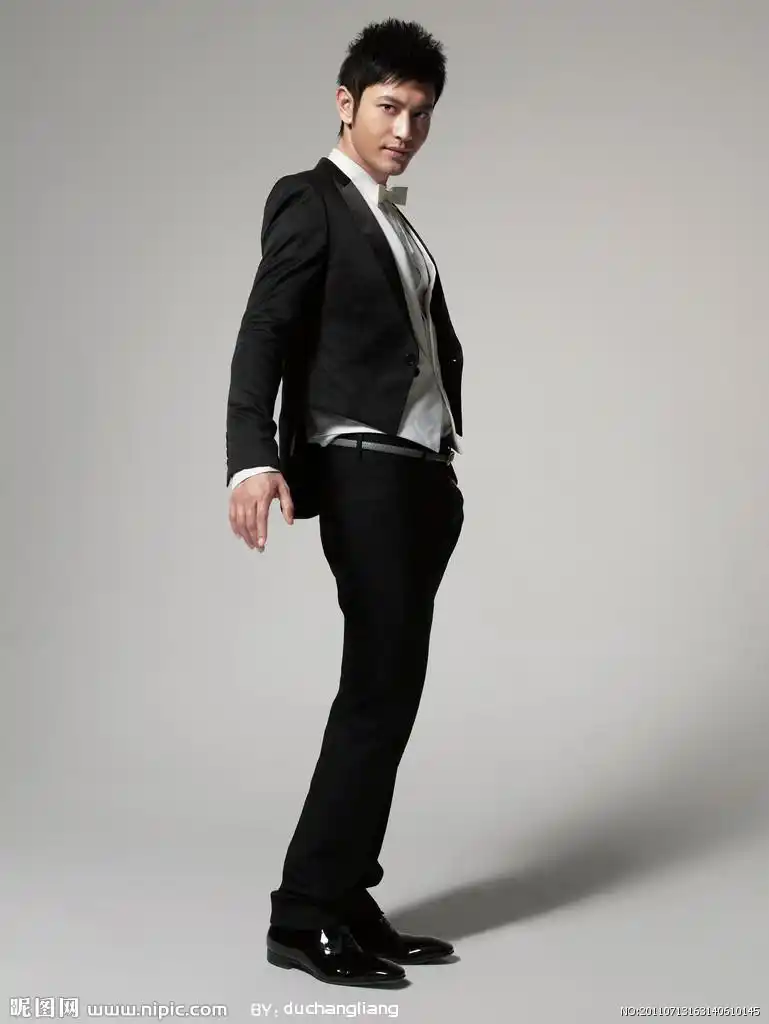 教主黄晓明时尚出镜照,最后一张衣领大开露胸肌,简直太撩人!