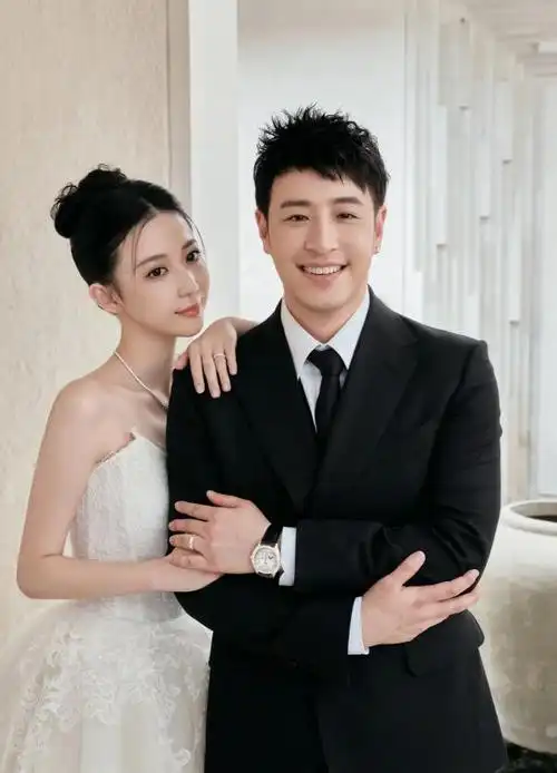 潘玮柏老婆晒照庆生,一身红衣妆容精致超美,收6个蛋糕展好人缘|潘玮柏