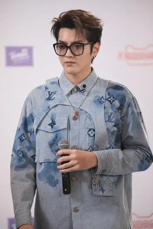 吴亦凡新年开工出席品牌活动,水墨牛仔蓝套装搭配黑框眼镜