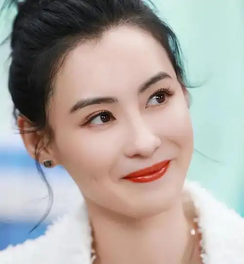 如今,随着年龄的增长,张柏芝的面部软组织逐渐减少,受重力的影响也