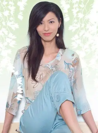 38岁香港女星滕丽名晒出浴照 直呼:走光了(组图)