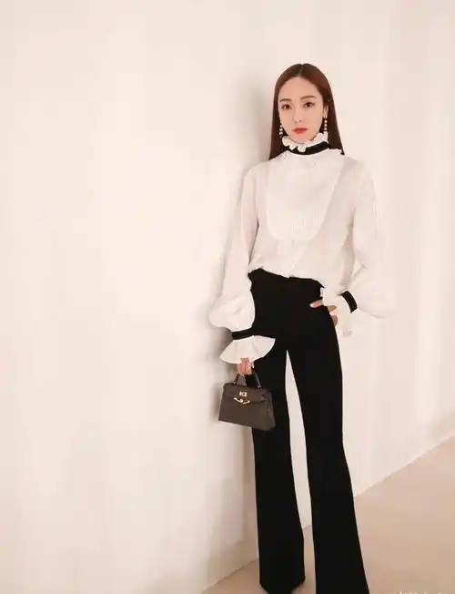 抹胸波点裙:秀美肩,优雅郑秀妍这次身穿一件抹胸波点裙,这件裙子本身