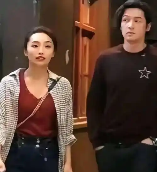 胡歌跟老婆黄曦宁一起逛街,温馨买早餐,夫妻好恩爱!_妻子_网友_工作