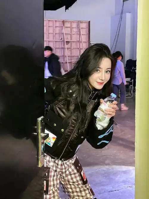 迪丽热巴不愧为时髦精,私服穿搭摩登时尚有个性!