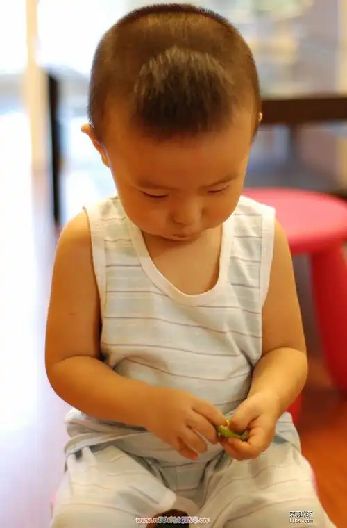 剥毛豆 7  这么看过去,我们的桃子头都不明显了,又要理发了