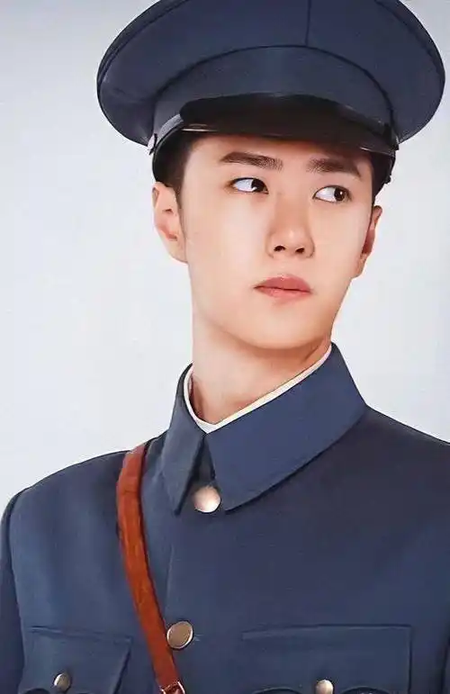 如果说之前的王一博还是跨界演员,那么《抉择》的蒋先云之后,王一博就