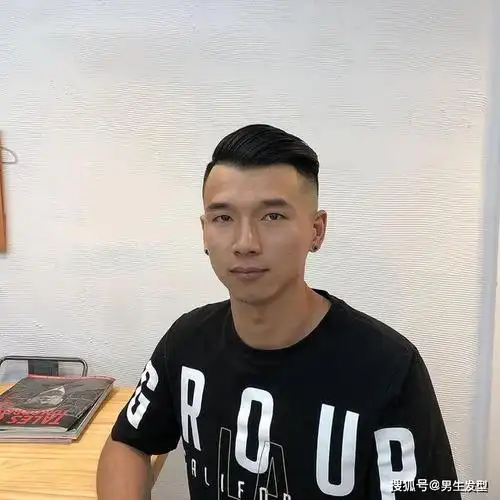 原创中年男士头发别剪太幼稚,这几款"背头"发型刚刚好,帅气有魅力